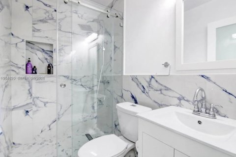 Villa ou maison à vendre à Miami, Floride: 5 chambres, 212.28 m2 № 2024890 - photo 17