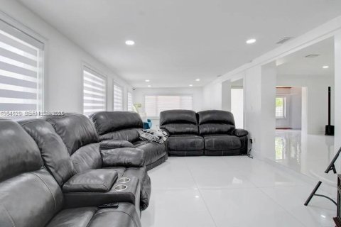 Villa ou maison à vendre à Miami, Floride: 5 chambres, 212.28 m2 № 2024890 - photo 4