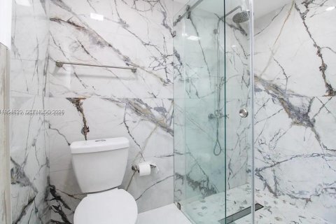 Villa ou maison à vendre à Miami, Floride: 5 chambres, 212.28 m2 № 2024890 - photo 18