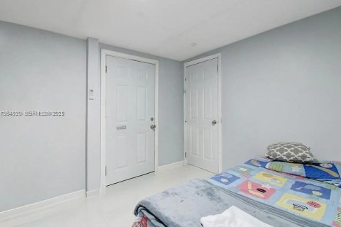 Villa ou maison à vendre à Miami, Floride: 5 chambres, 212.28 m2 № 2024890 - photo 12