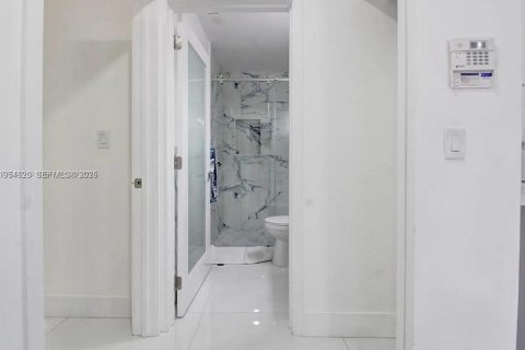 Villa ou maison à vendre à Miami, Floride: 5 chambres, 212.28 m2 № 2024890 - photo 16