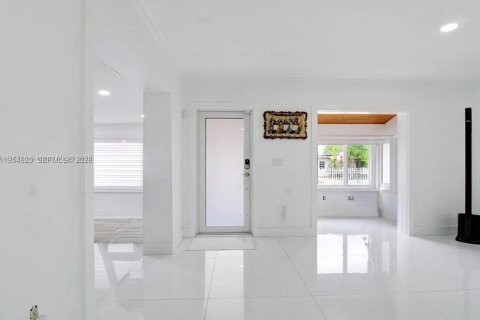 Villa ou maison à vendre à Miami, Floride: 5 chambres, 212.28 m2 № 2024890 - photo 3