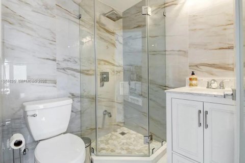 Villa ou maison à vendre à Miami, Floride: 5 chambres, 212.28 m2 № 2024890 - photo 19