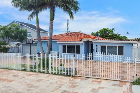 Villa ou maison à vendre à Miami, Floride: 5 chambres, 212.28 m2 № 2024890 - photo 2