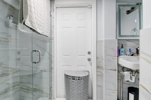 Villa ou maison à vendre à Miami, Floride: 5 chambres, 212.28 m2 № 2024890 - photo 20