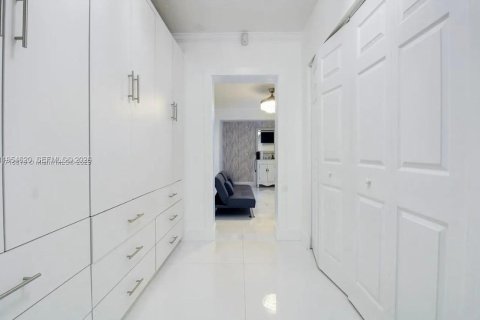 Villa ou maison à vendre à Miami, Floride: 5 chambres, 212.28 m2 № 2024890 - photo 14