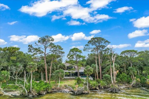 House in Cocoa, Florida 5 bedrooms, 346.25 sq.m. № 1652032 - photo 6