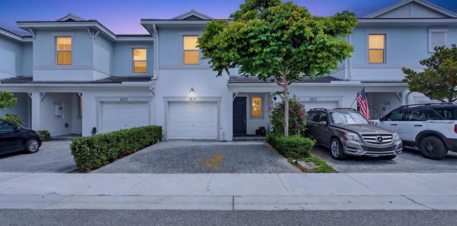 Townhouse in Deerfield Beach, Florida 3 bedrooms, 171.13 sq.m. № 2168570
