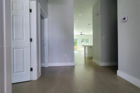 House in Fort Lauderdale, Florida 4 bedrooms, 147.06 sq.m. № 1923111 - photo 7
