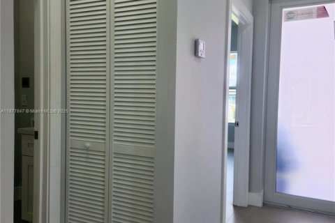 House in Fort Lauderdale, Florida 4 bedrooms, 147.06 sq.m. № 1923111 - photo 8