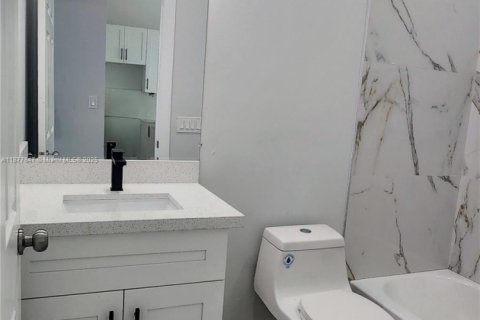 House in Fort Lauderdale, Florida 4 bedrooms, 147.06 sq.m. № 1923111 - photo 21