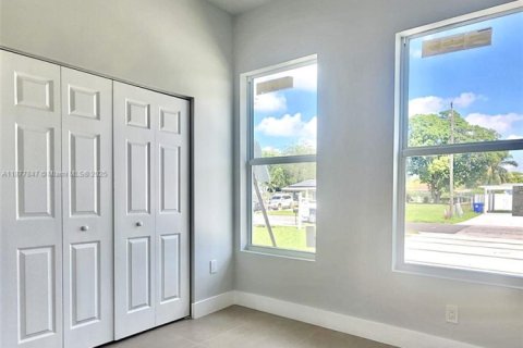 House in Fort Lauderdale, Florida 4 bedrooms, 147.06 sq.m. № 1923111 - photo 16