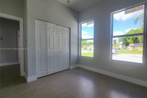 House in Fort Lauderdale, Florida 4 bedrooms, 147.06 sq.m. № 1923111 - photo 15
