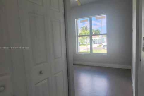 House in Fort Lauderdale, Florida 4 bedrooms, 147.06 sq.m. № 1923111 - photo 9
