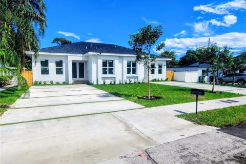 House in Fort Lauderdale, Florida 4 bedrooms, 147.06 sq.m. № 1923111 - photo 1