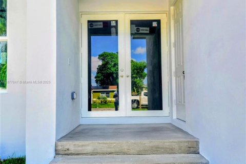 House in Fort Lauderdale, Florida 4 bedrooms, 147.06 sq.m. № 1923111 - photo 3