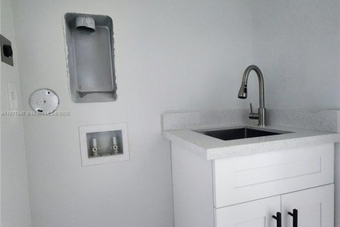 House in Fort Lauderdale, Florida 4 bedrooms, 147.06 sq.m. № 1923111 - photo 20