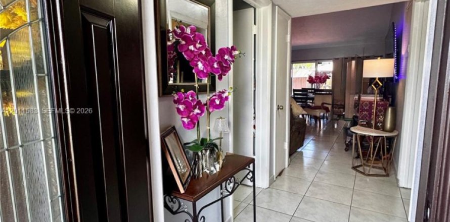 Townhouse in Miami, Florida 3 bedrooms, 118.54 sq.m. № 2074725