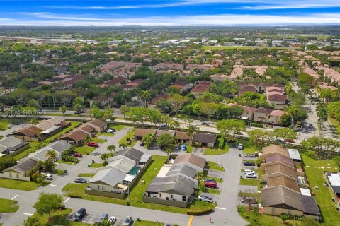 Townhouse in Miami, Florida 3 bedrooms, 118.54 sq.m. № 2074725 - photo 17