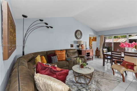 Townhouse in Miami, Florida 3 bedrooms, 118.54 sq.m. № 2074725 - photo 6