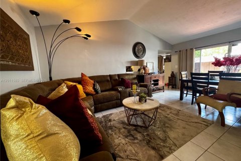 Townhouse in Miami, Florida 3 bedrooms, 118.54 sq.m. № 2074725 - photo 2