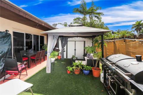Townhouse in Miami, Florida 3 bedrooms, 118.54 sq.m. № 2074725 - photo 15