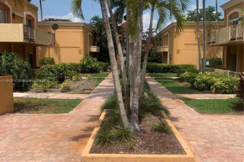 Condo in Hialeah, Florida, 2 bedrooms  № 1831070 - photo 17