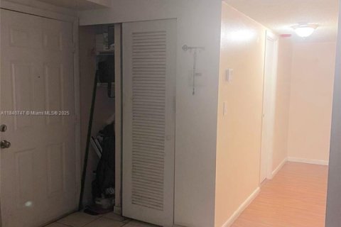 Condo in Hialeah, Florida, 2 bedrooms  № 1831070 - photo 2