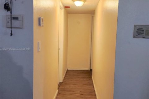 Condo in Hialeah, Florida, 2 bedrooms  № 1831070 - photo 3