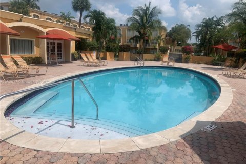 Condo in Hialeah, Florida, 2 bedrooms  № 1831070 - photo 9