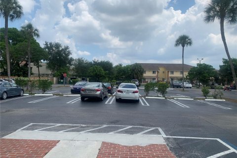 Condo in Hialeah, Florida, 2 bedrooms  № 1831070 - photo 26