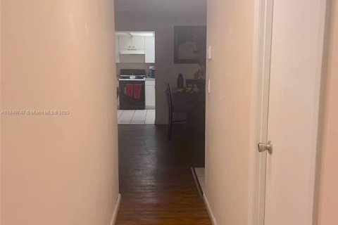 Condo in Hialeah, Florida, 2 bedrooms  № 1831070 - photo 4