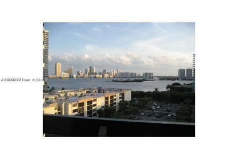 Condominio en venta en Aventura, Florida, 2 dormitorios, 109.72 m2 № 2035428 - foto 2