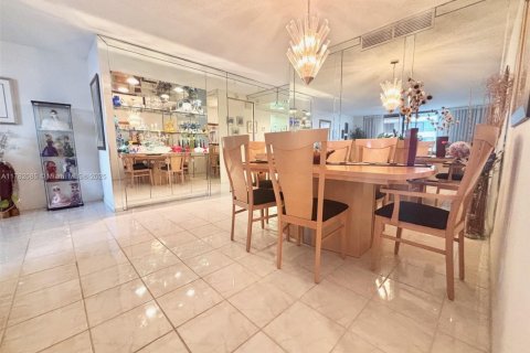 Condominio en venta en Hallandale Beach, Florida, 2 dormitorios, 130.06 m2 № 1937258 - foto 16