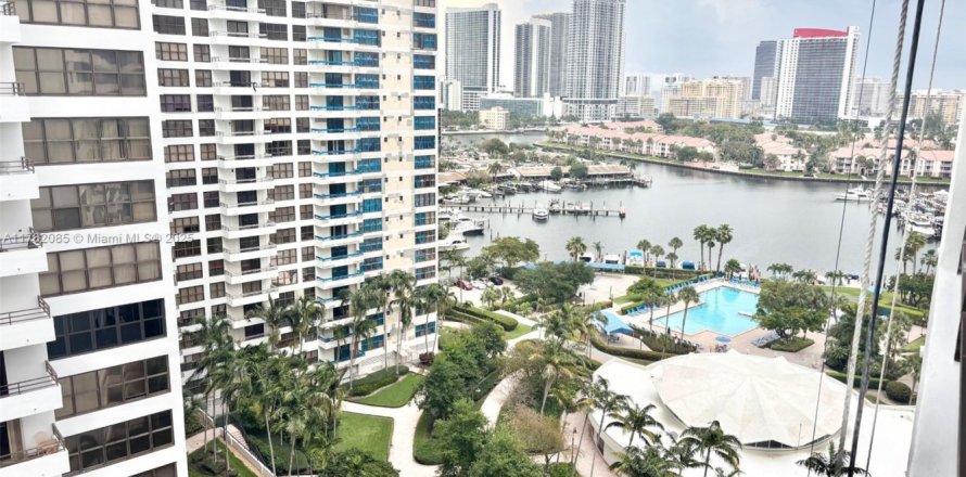 Condominio en Hallandale Beach, Florida, 2 dormitorios  № 1937258