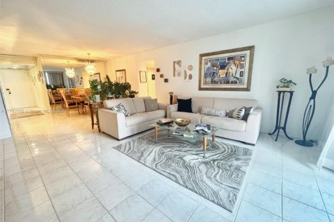Condo in Hallandale Beach, Florida, 2 bedrooms  № 1937258 - photo 13