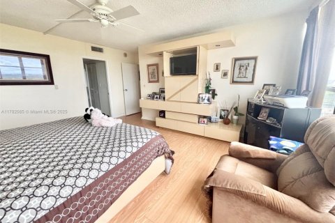 Condo in Hallandale Beach, Florida, 2 bedrooms  № 1937258 - photo 30
