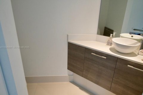 Condo in Miami, Florida, 1 bedroom  № 1994824 - photo 4