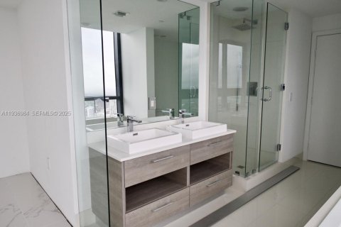 Condo in Miami, Florida, 1 bedroom  № 1994824 - photo 11