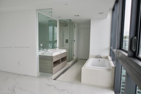 Condo in Miami, Florida, 1 bedroom  № 1994824 - photo 9