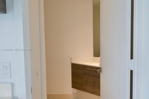 Condo in Miami, Florida, 1 bedroom  № 1994824 - photo 5