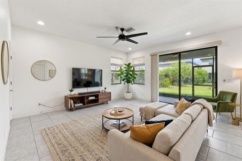 House in Land O' Lakes, Florida 4 bedrooms, 260.03 sq.m. № 2225437 - photo 8