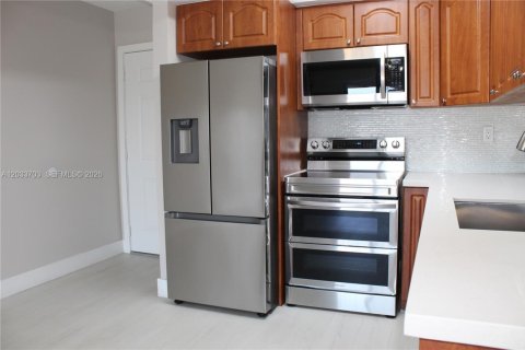 Copropriété à louer à Hialeah, Floride: 2 chambres, 87.61 m2 № 2078029 - photo 4