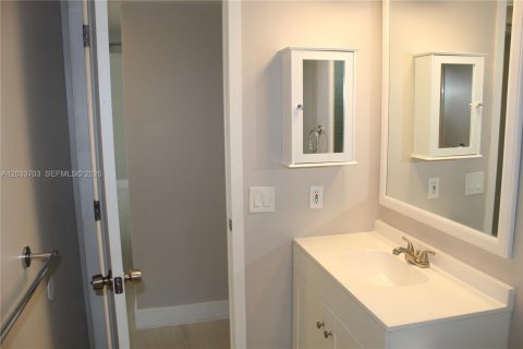 Copropriété à louer à Hialeah, Floride: 2 chambres, 87.61 m2 № 2078029 - photo 12