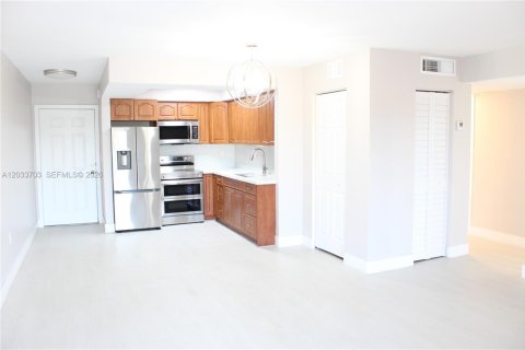 Copropriété à louer à Hialeah, Floride: 2 chambres, 87.61 m2 № 2078029 - photo 2