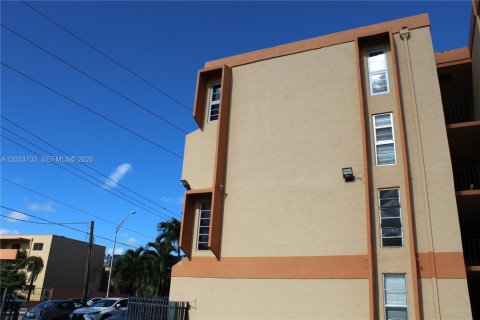 Copropriété à louer à Hialeah, Floride: 2 chambres, 87.61 m2 № 2078029 - photo 17