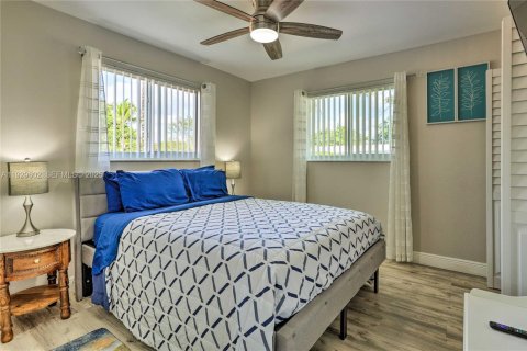House in Miami, Florida 3 bedrooms, 115.94 sq.m. № 2078468