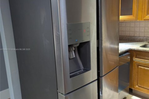 Condo in Miami, Florida, 3 bedrooms  № 1930963 - photo 17