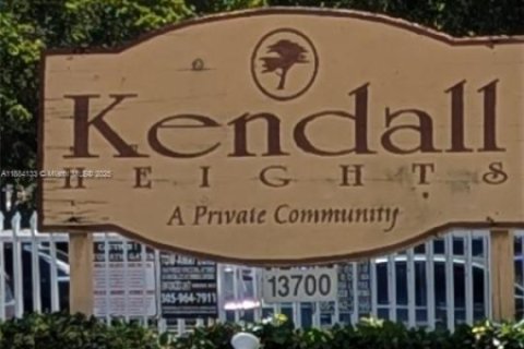 Condo in Miami, Florida, 3 bedrooms  № 1930963 - photo 4