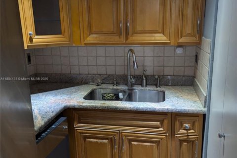 Condo in Miami, Florida, 3 bedrooms  № 1930963 - photo 16